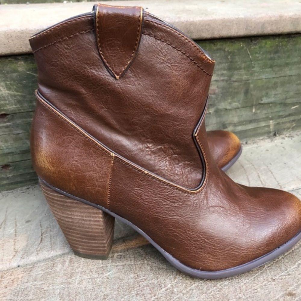 Western Chic Burnished Distressed Boots - Picture 4 of 7